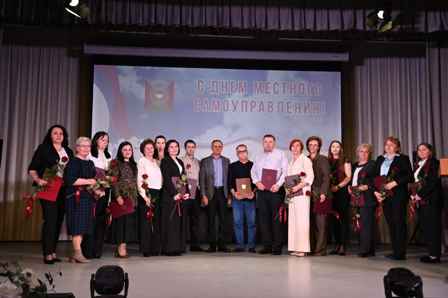 В Гиагинском районе лучшим муниципальным служащим вручили грамоты и благодарности