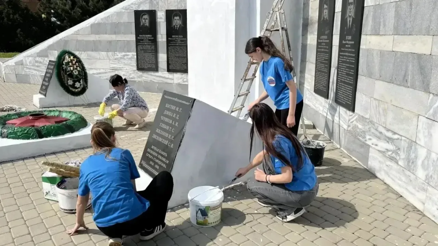 Уборка и благоустройство мемориалов в преддверии Дня Победы